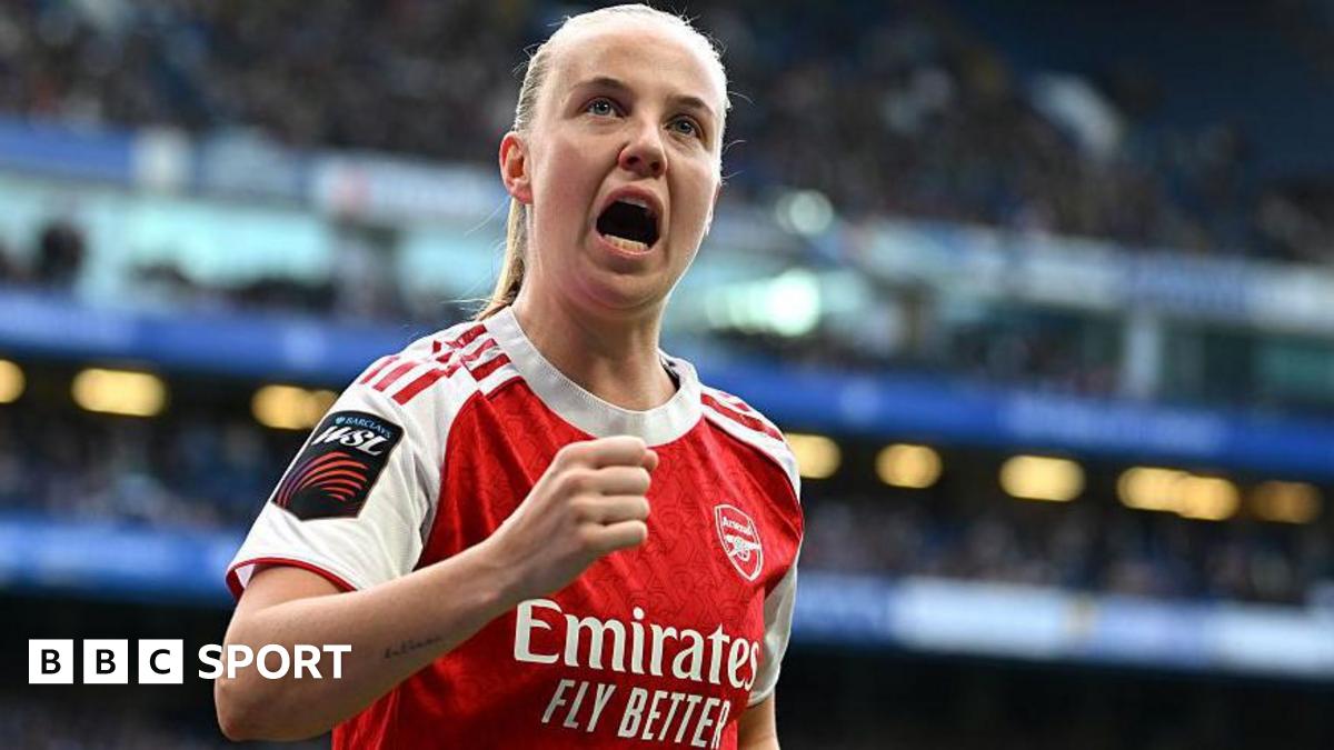 Arsenal players celebrate Mariona Caldentey's goal at Chelsea in the WSL