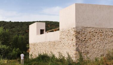 stone and clay rebuild former rural stable as a seasonal refuge in spain