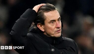 Spurs head coach Thomas Frank with his hand on his head