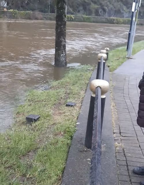 Photo of the water level rising quickly Friday evening. Photo: Imtiaz Khan.