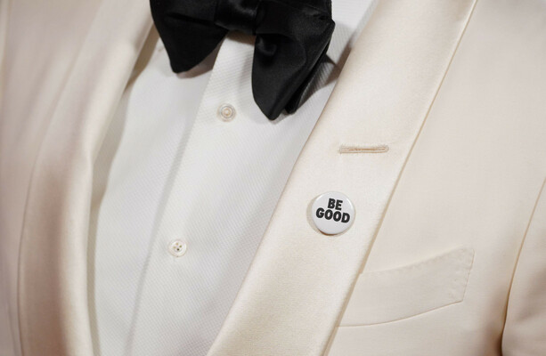 What is the 'Be Good' pin some celebrities were wearing at the Golden Globes?