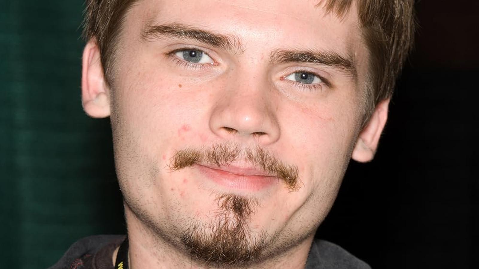 Jake Lloyd and Daniel Logan smiling