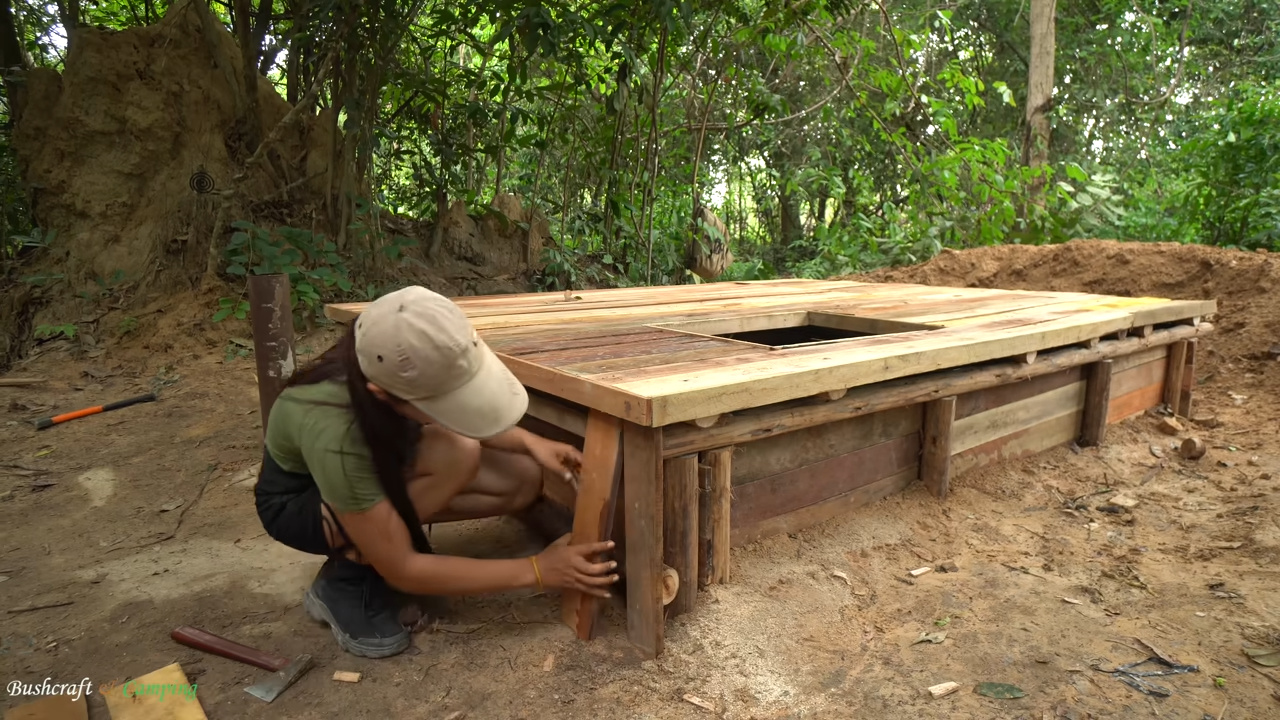 In just 32 days, a woman builds a completely self-sufficient underground wooden house, lives off the power grid, and creates a hidden refuge in nature.