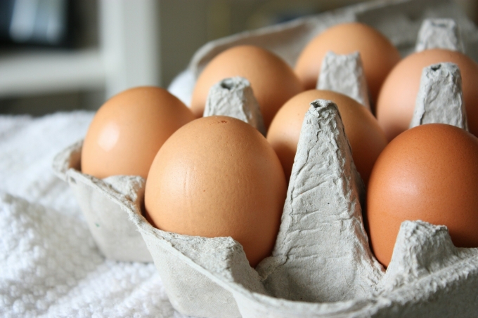 Brown eggs in a carton. Illustration photo by Unsplash