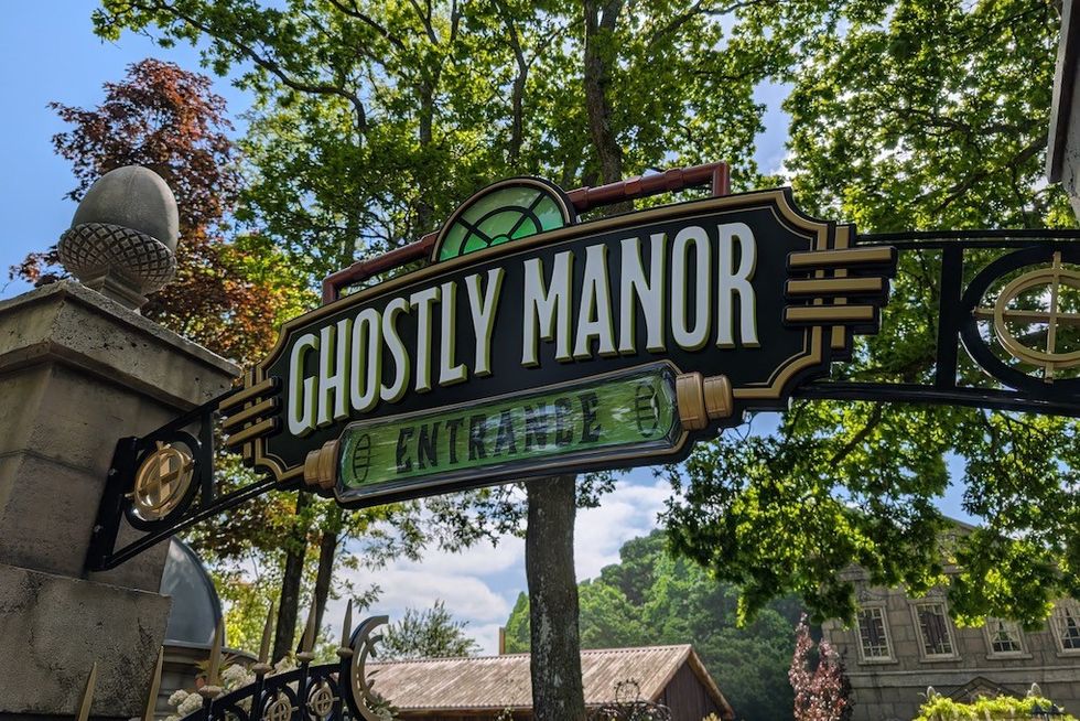 Opening gate Ghostly Manor