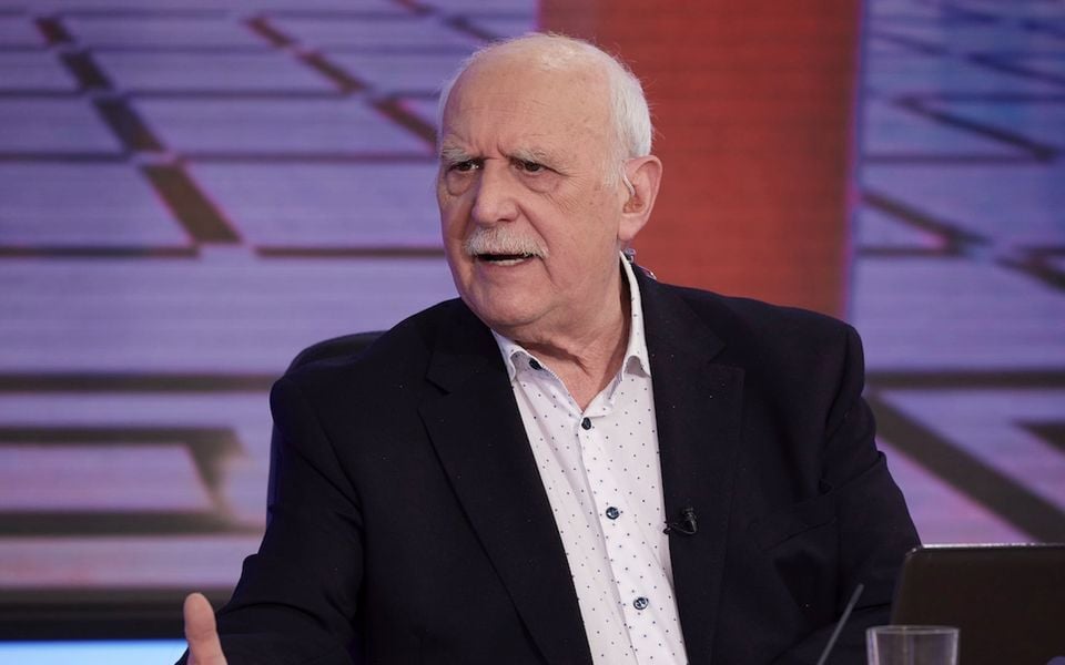 Café faces backlash over AI image of late TV host