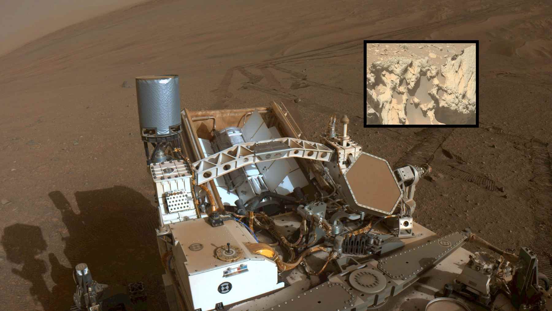 NASA’s Perseverance rover on Mars with inset close-up of the metal-rich rock “Phippsaksla,” likely an iron-nickel meteorite.