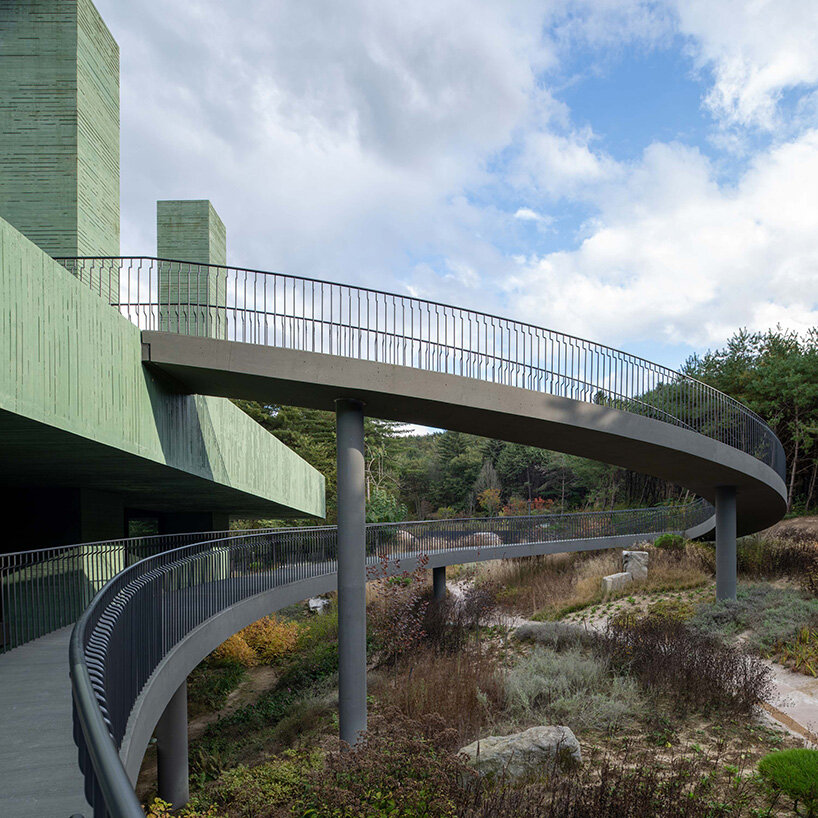 pezo von ellrichshausen raises field of inhabitable columns for restaurant in south korea