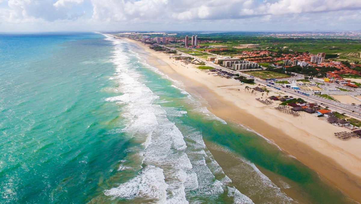 Praia do Futuro boasts well-structured beach bars, cultural heritage, millions of visitors annually, and a strong economic impact on Fortaleza.