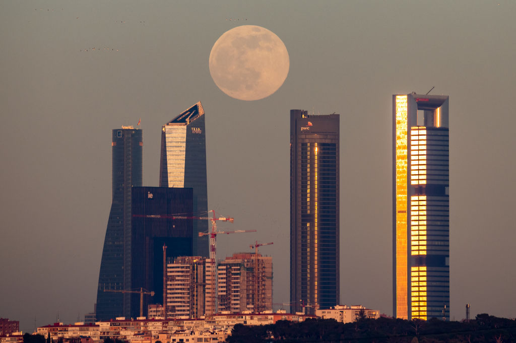 The Wolf moon above Madrid.