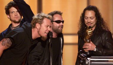 Metallica on stage at the VH1 awards: Jason is looking off into the distance