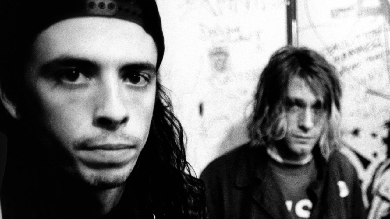 Kurt Cobain behind Dave Grohl, shot in black and white