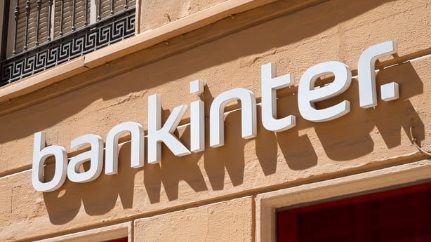 a white Bankinter sign on a building