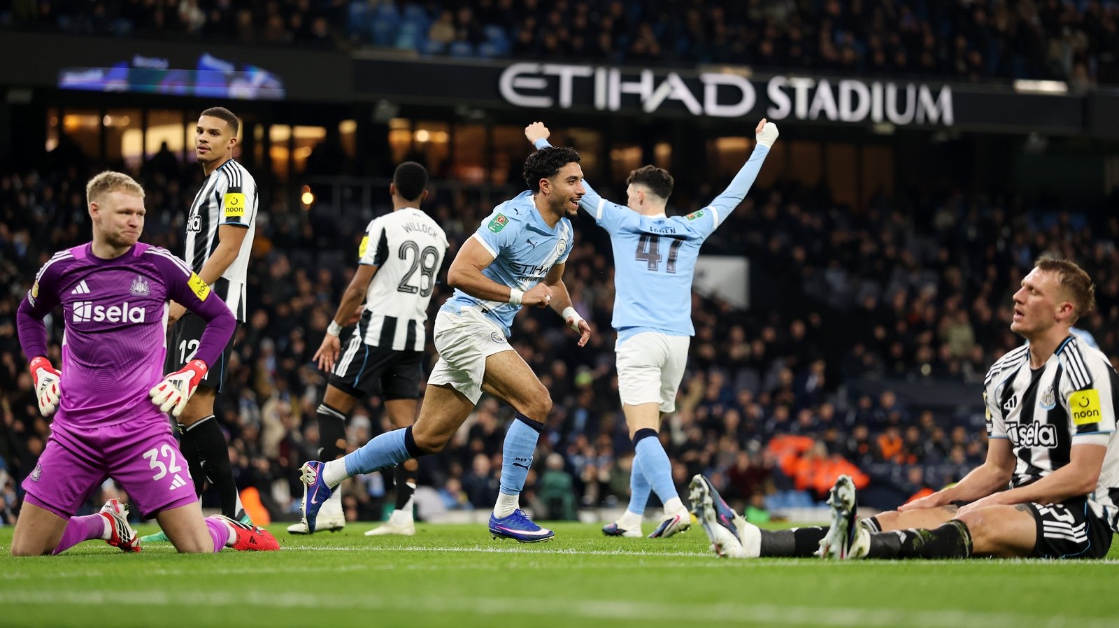 Manchester City cruise into Carabao Cup final