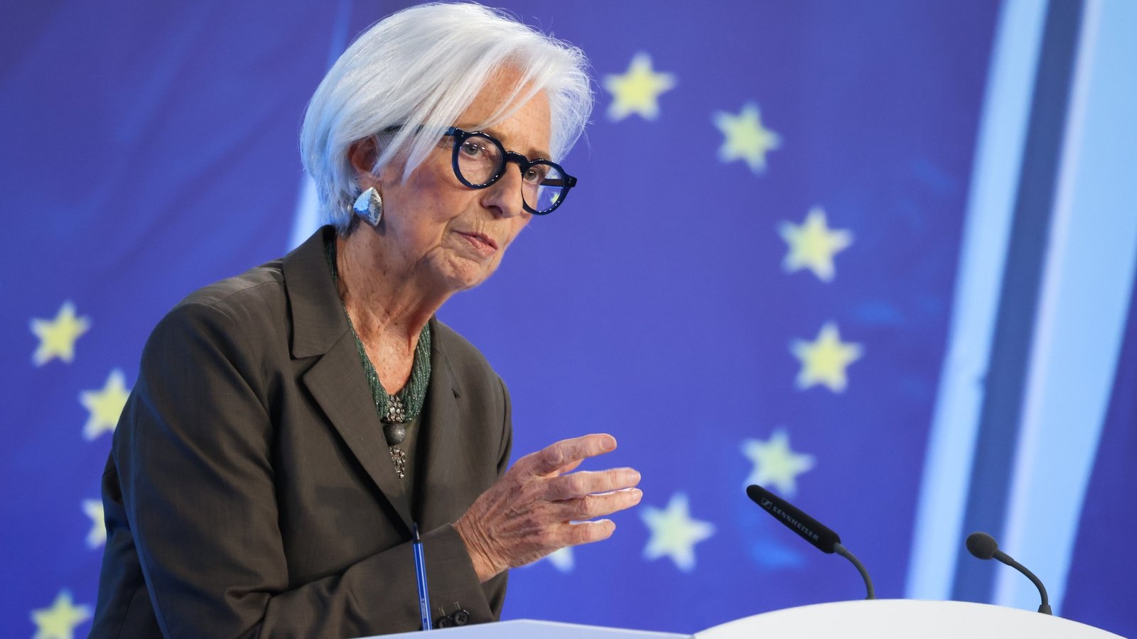 ECB keeps rates steady, takes dollar weakness in stride