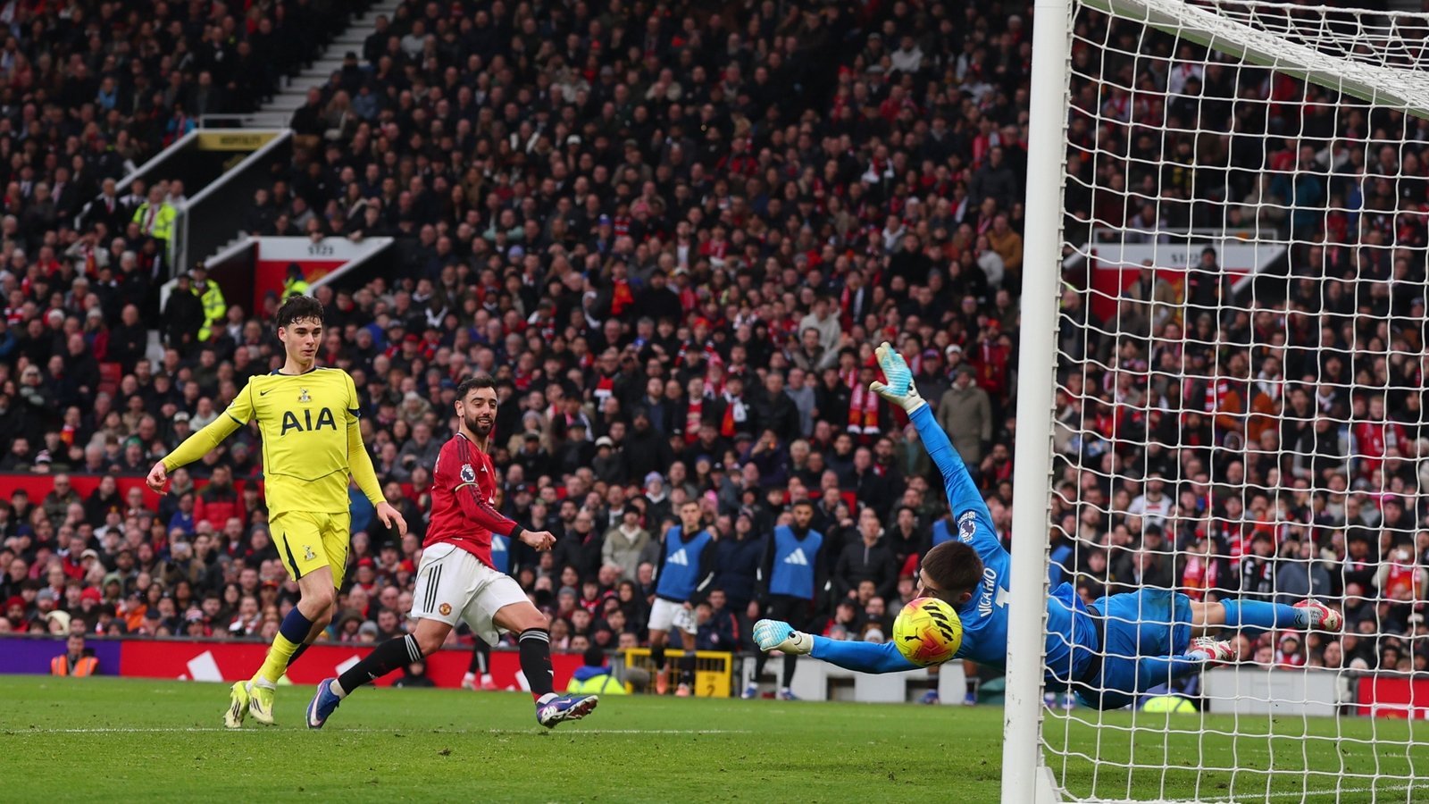 Man United win again as ten-man Tottenham are seen off