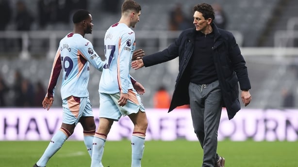 Keith Andrews, Manager of Brentford, shakes hands with Dango Ouattara of Brentford after the Premier League match between Newcastle United and Brentford at St James' Park on February 07, 2026 in Newcastle upon Tyne, England. (Photo by George Wood/Getty Images)