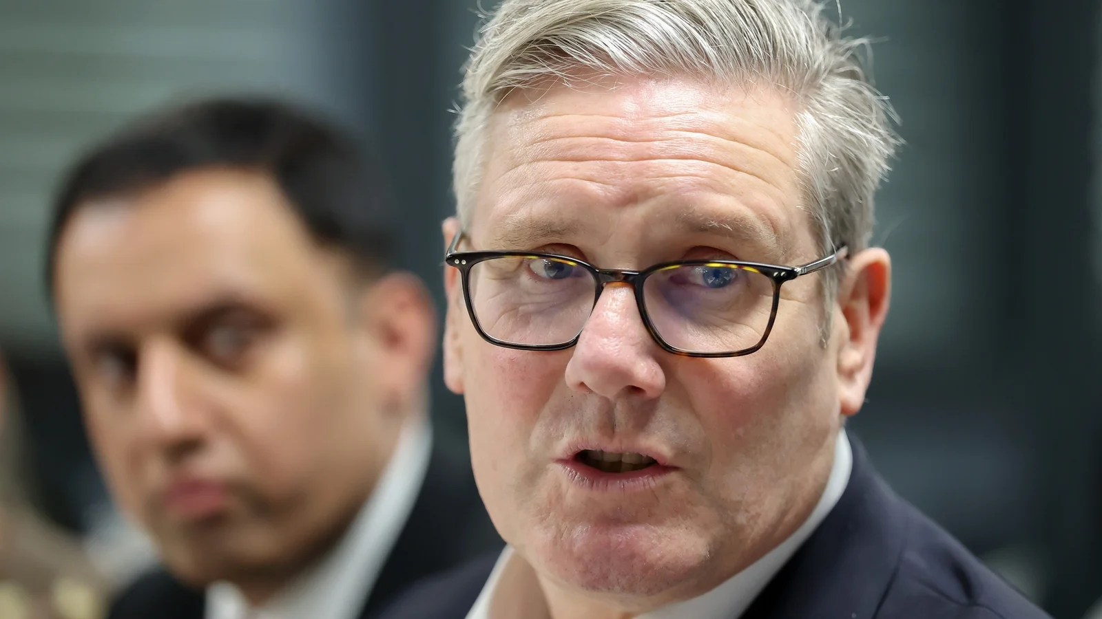 Live: Starmer's position precarious as top aides quit - RTE.ie