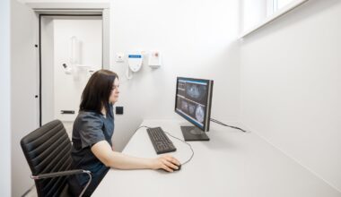 Why are only 12% of radiographers satisfied with their jobs?