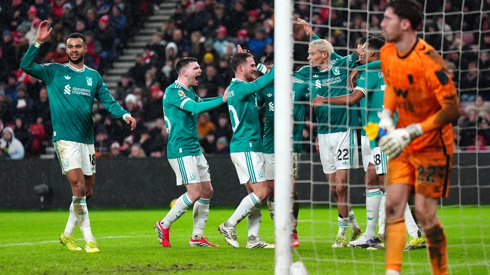 Van Dijk header ends Sunderland's unbeaten home record