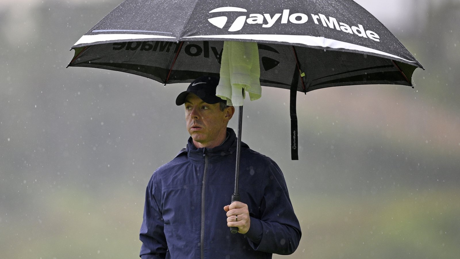 McIlroy masters weather to share Genesis clubhouse lead