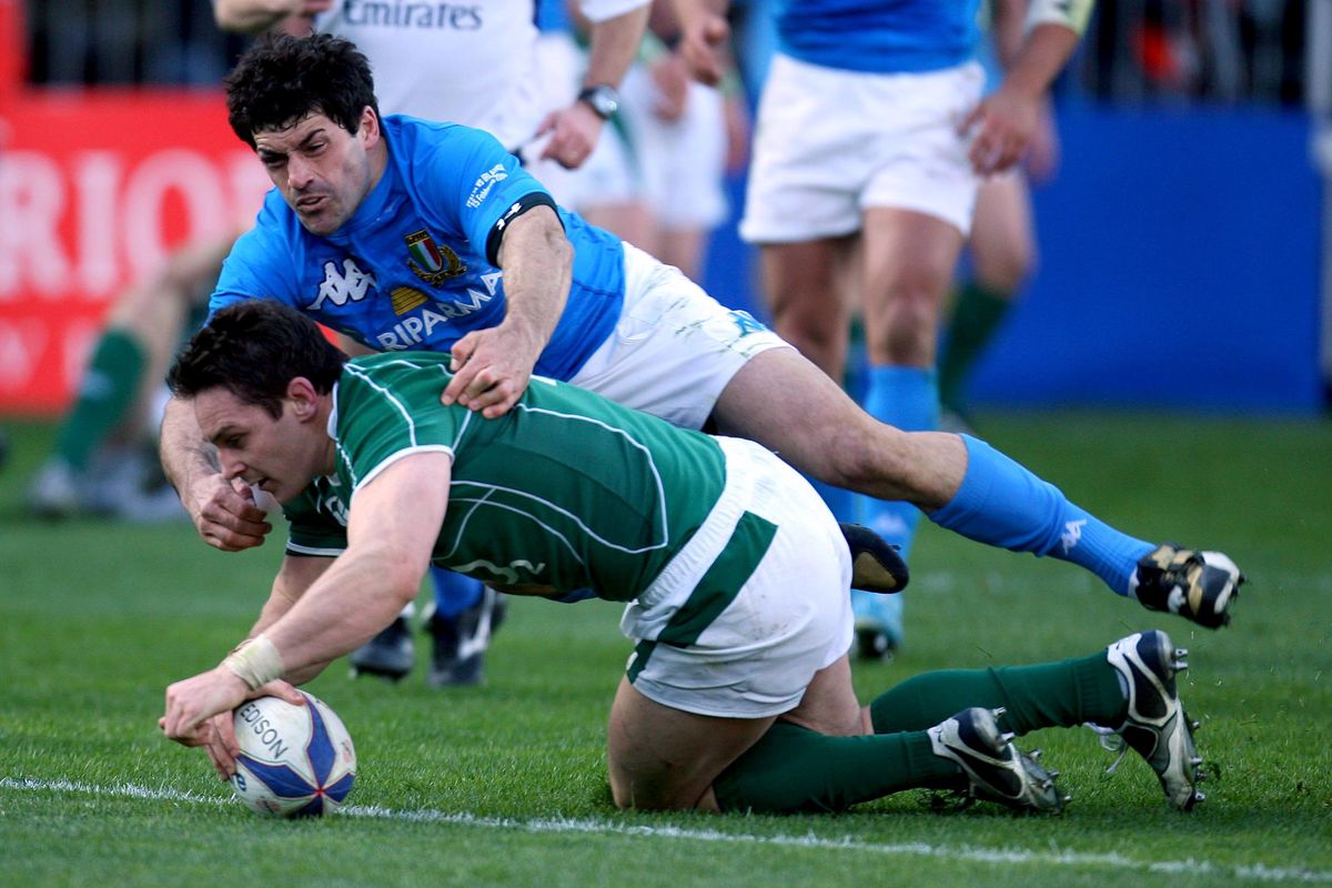 Ireland's David Wallace scores a try vs Italy in 2009