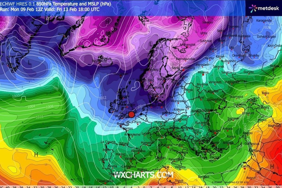 Weather Alerts Ireland said that colder air and a low pressure system making its way up towards Ireland from Friday on could equal some "wintry precipitation" on Sunday