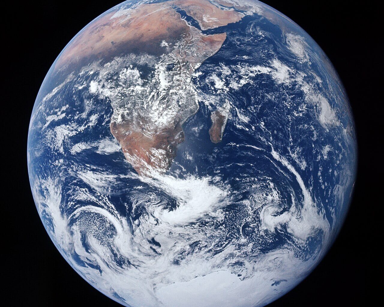 Earth captured by the astronauts of Apollo 17. Studying our how planet helps us understand the evolution of other planets across the Galaxy. (Credit : NASA)
