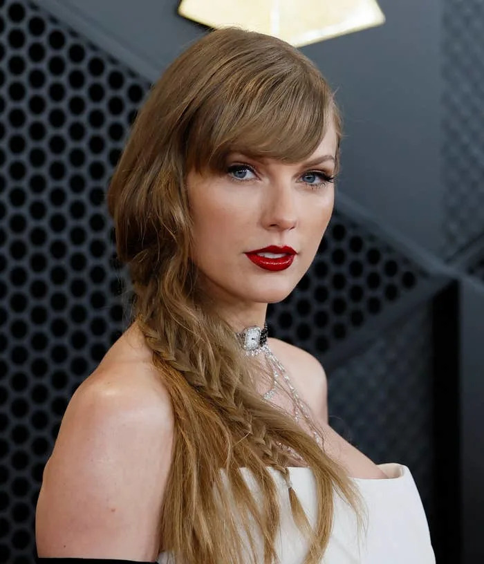 Taylor Swift wearing red lipstick and makeup