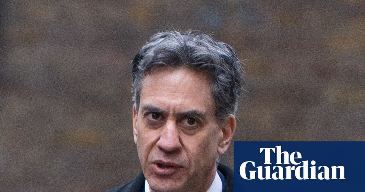 Miliband pledges up to £1bn for community green energy schemes | Renewable energy