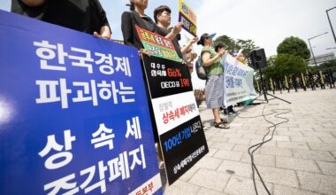 Civic groups picket in front of then-presidential office in Seoul