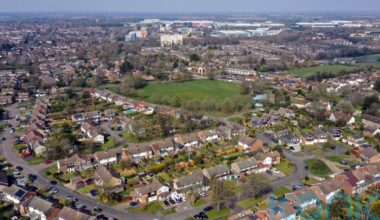 Average UK house price rises above £300,000 for first time – Halifax