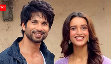 O Romeo': Shahid Kapoor swarmed on stage; gets mobbed at song launch of 'Paan Ki Dukaan' | Hindi Movie News