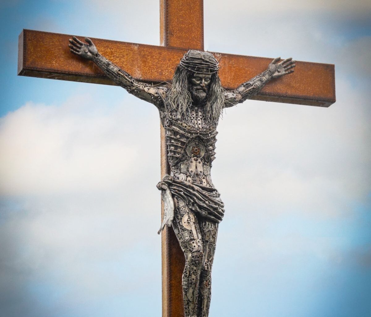 Supporting image for story: Jesus Christ depicted in latest British Ironwork Centre sculpture in Shropshire which has taken years to perfect - full details here