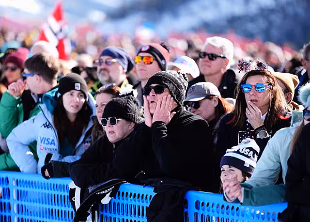 Fans reacts after watching Lindsey Vonn crashing out 