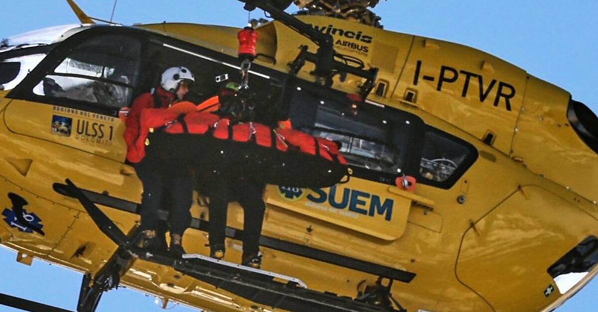 Lindsey Vonn airlifted off mountain after crashing in Olympic women’s downhill