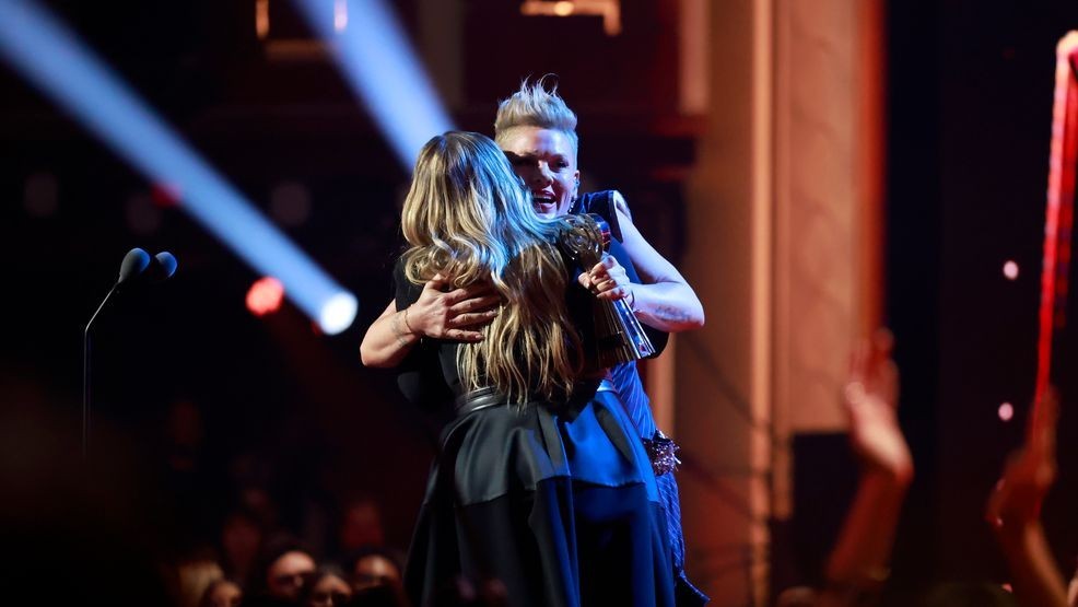 LOS ANGELES, CALIFORNIA - MARCH 27: Honoree P!NK (R) accepts the iHeartRadio Icon Award from Kelly Clarkson onstage during the 2023 iHeartRadio Music Awards at Dolby Theatre in Los Angeles, California on March 27, 2023. Broadcasted live on FOX. (Photo by Emma McIntyre/Getty Images for iHeartRadio)