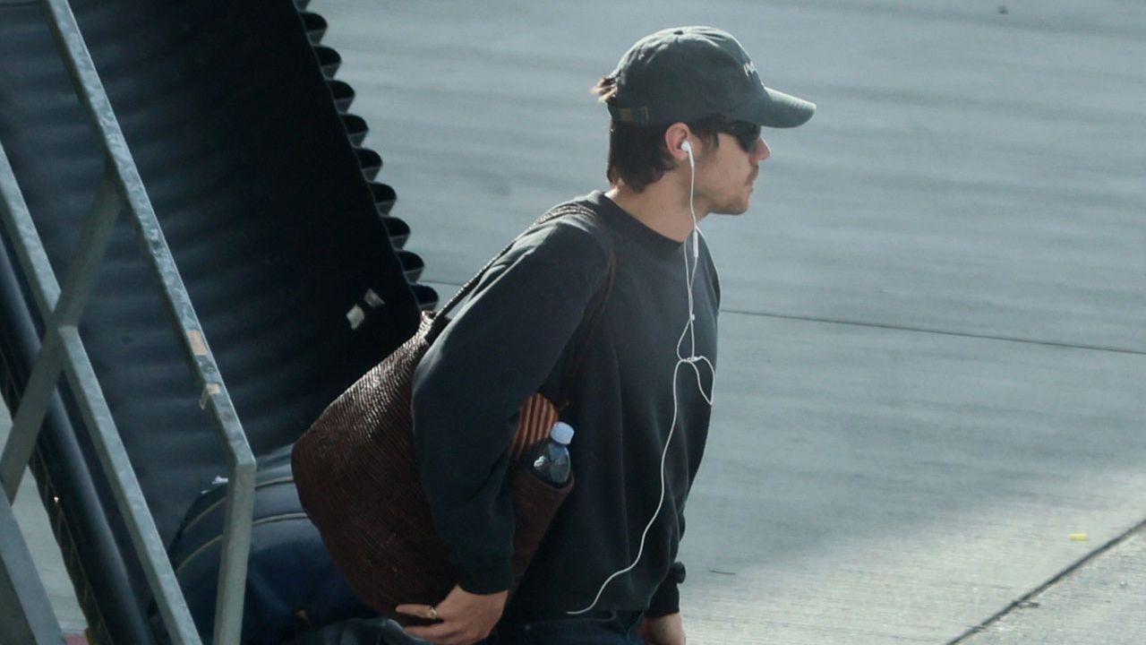 Harry Styles Backs the Boys in Ballet Flats