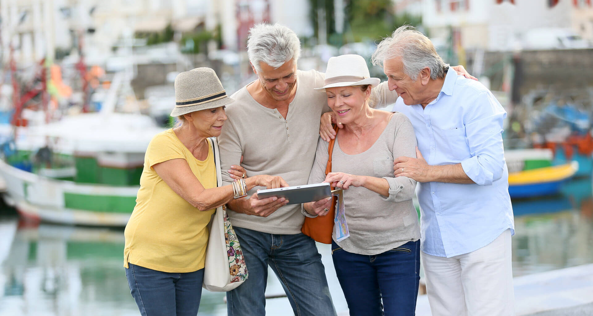 senior-friends-travel