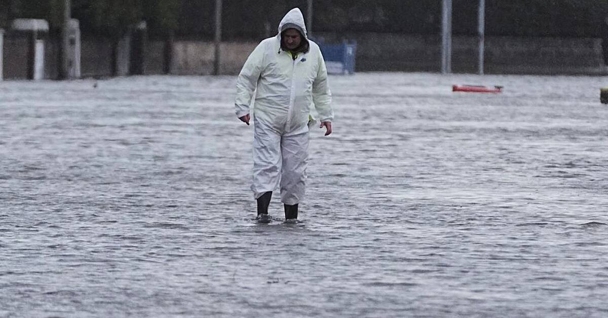 Minister says flood relief plans should not need to be cut due to science centre