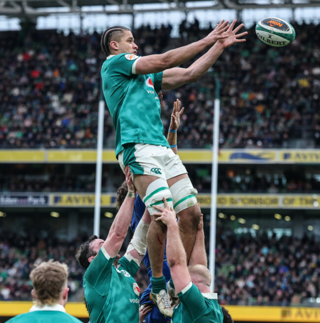 cormac-izuchukwu-receives-the-ball-from-a-lineout