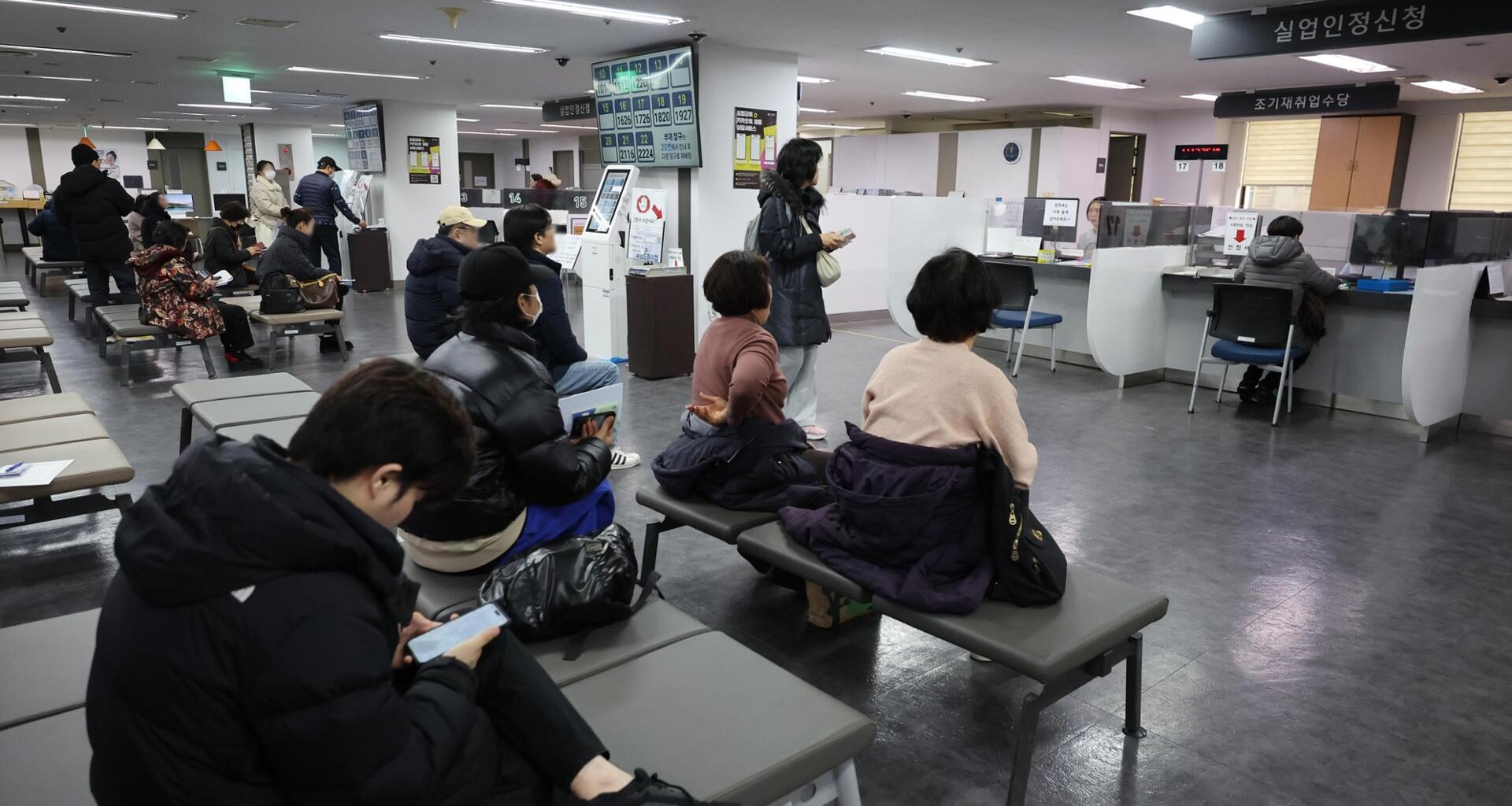 People file unemployment benefit applications at the Seoul Western Employment Welfare Plus Center in Mapo District, Seoul, Feb. 11. Yonhap