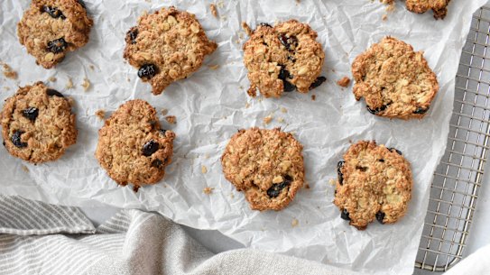 Oat and fruit cookies are rich in fibre.