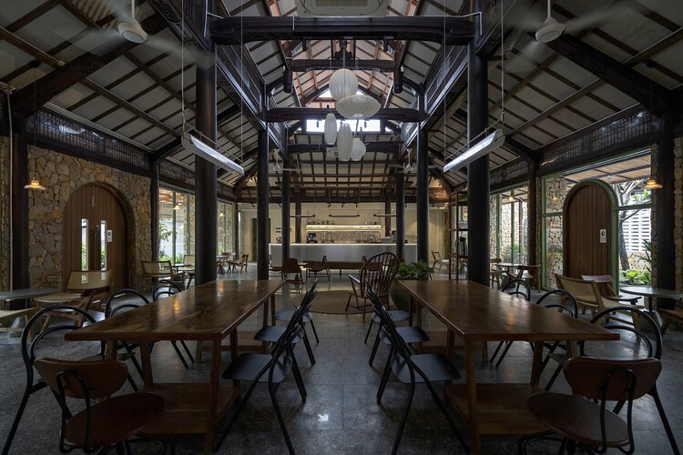Everyday Heritage: 10 Vietnamese Coffee Shops Reviving Small-Scale Traditional Buildings - Image 19 of 29