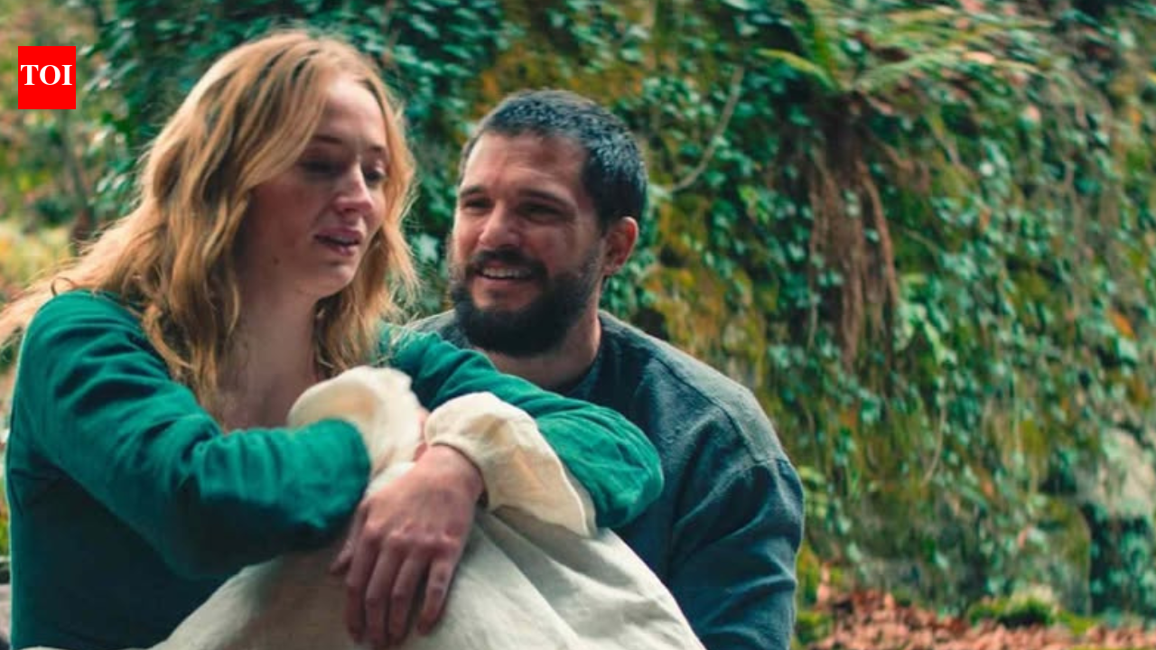 'The Dreadful': Sophie Turner and Kit Harington react to their hilariously awkward kiss after their 'Game of Thrones' sibling past |