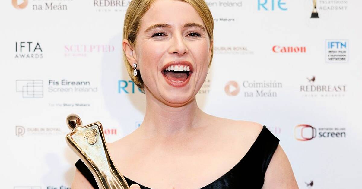 It’s an honour to come home, says emotional Jessie Buckley as she picks up award