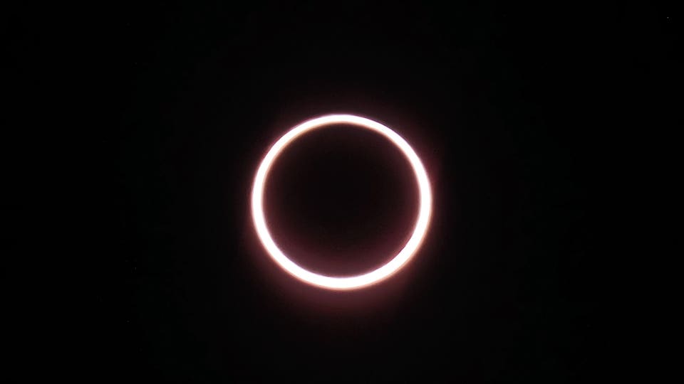 Annular_solar_eclipse_over_Antarctica