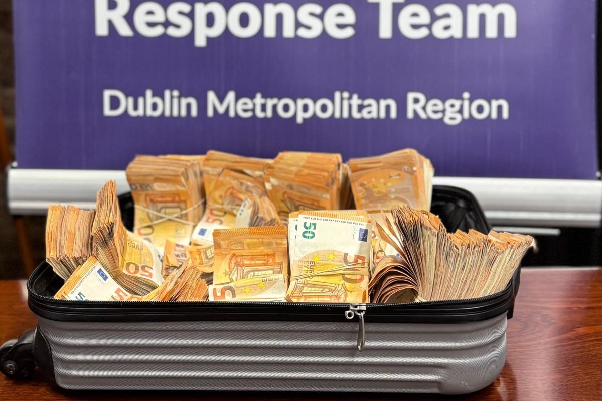 Inside the vehicle a suitcase containing €275,000 in cash was discovered.