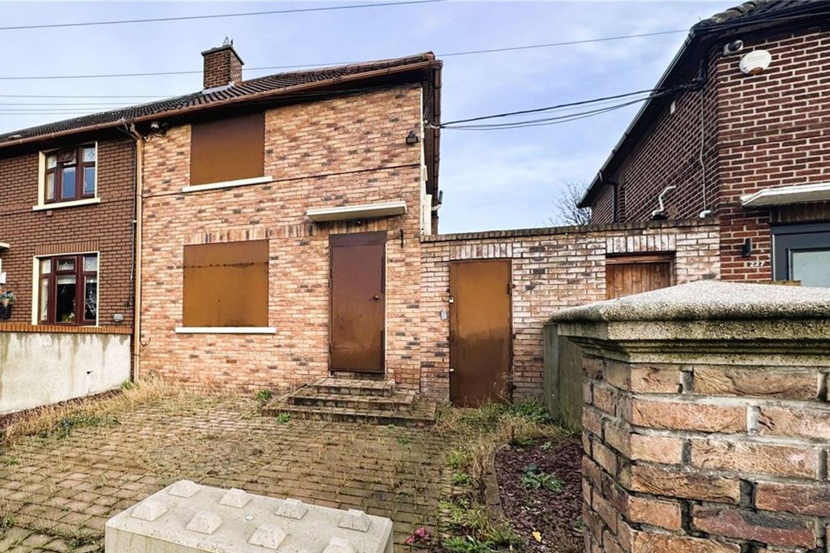 It is situated on the R805 on the renowned Ratoath Road, a much-sought-after mature residential area close to the Navan Road and the Phoenix Park.