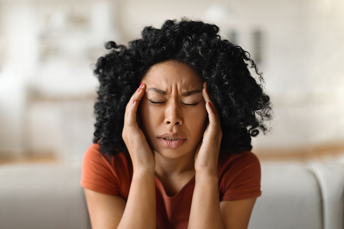 woman having migraine
